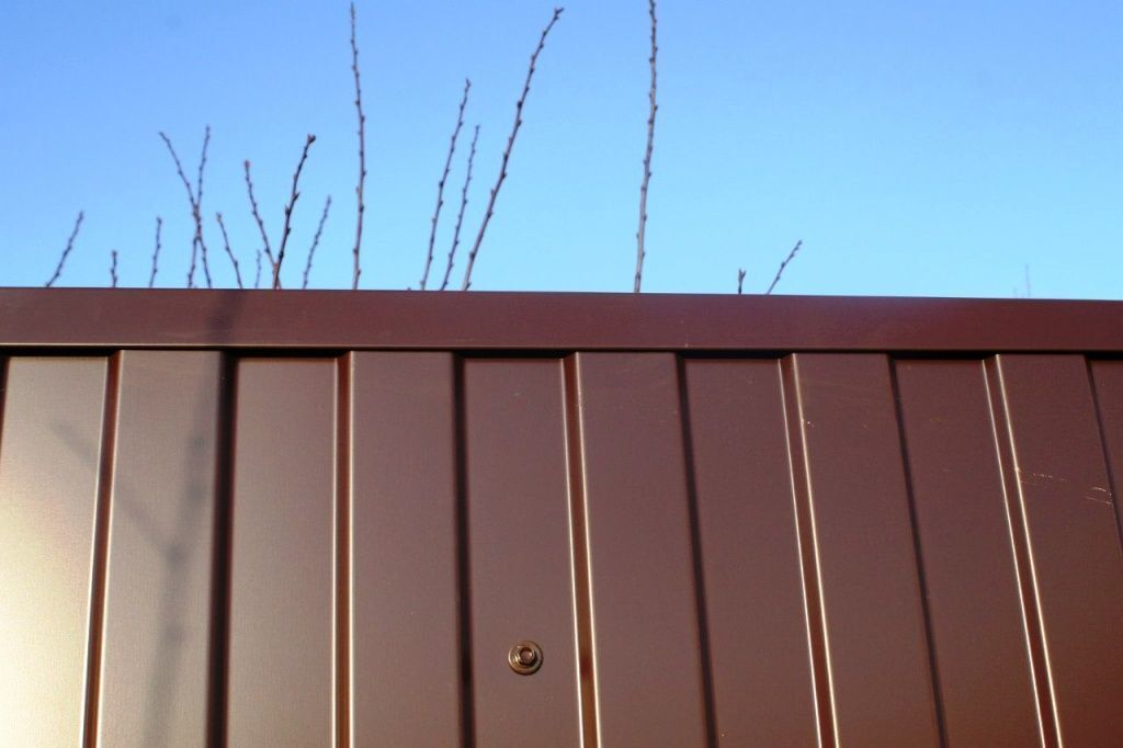 Монтаж П-образной планки на профлист