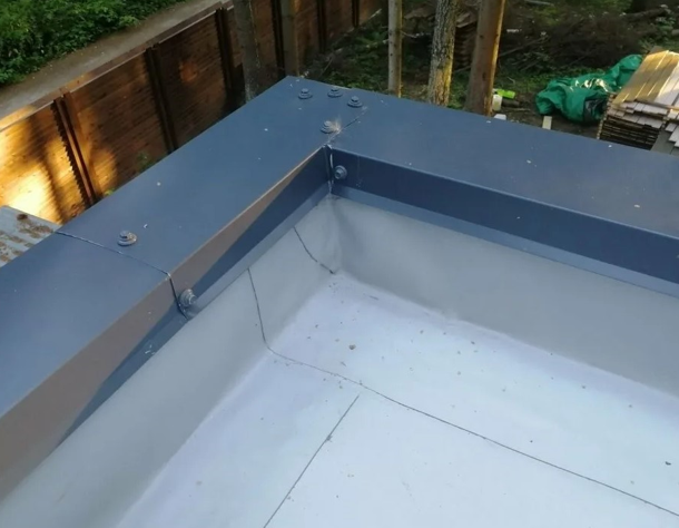 Пример монтажа крышки парапета