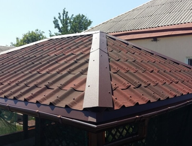 Монтаж плоского конька на крыше из металлочерепицы