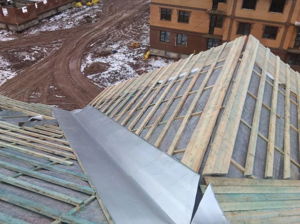 Пример монтажа ендовы на крыше из металлочерепицы